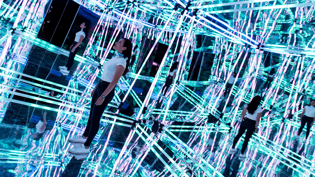 LED mirror infinity room