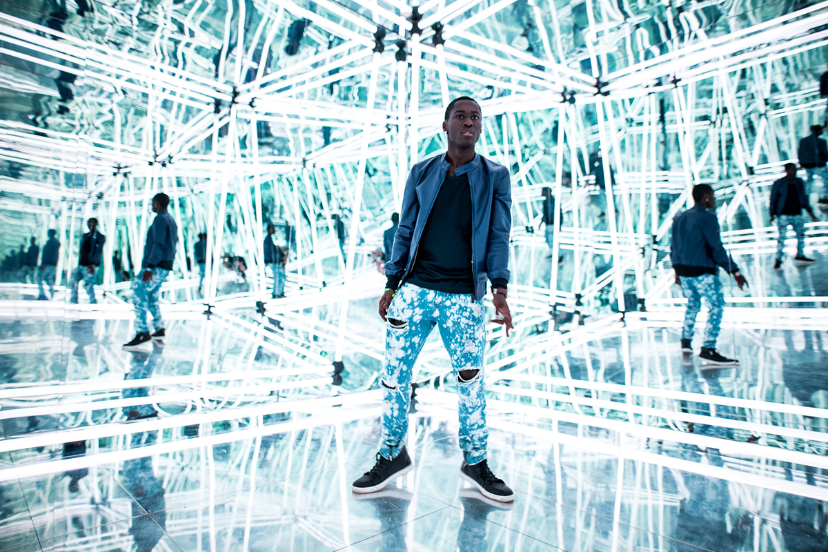 LED mirror infinity room