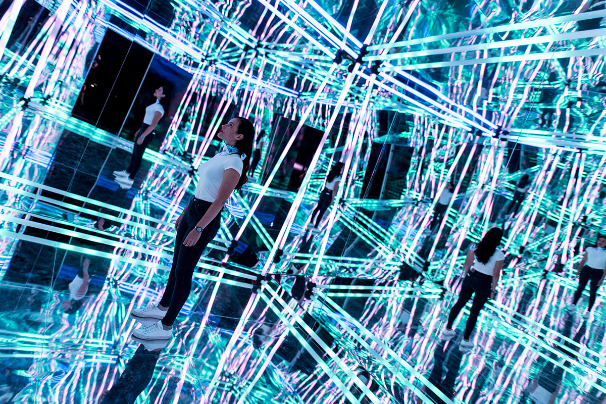 LED mirror infinity room